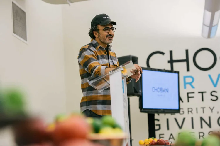 HAMDI ULUKAYA, DA CHOBANI: o empresário recebeu ameaça por ajudar os imigrantes  / Alexandra Hootnick/The New York Times