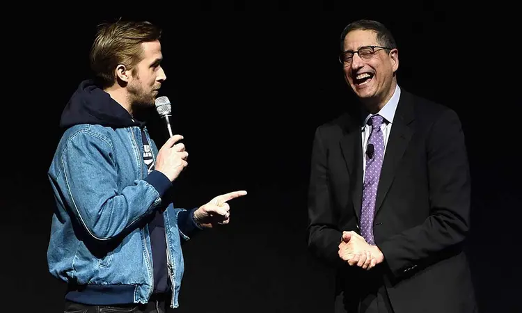 O ATOR RYAN GOSLING COM O PRESIDENTE DA SONY TOM ROTHMAN: defesa dos exibidores no CinemaCon 2017  / Alberto E. Rodriguez/ Getty Images