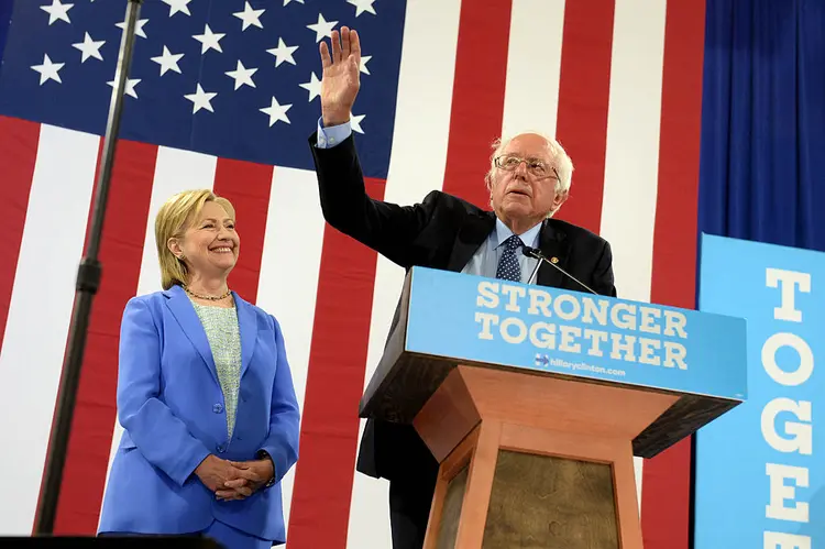 HILLARY E SANDERS: o senador declarou ontem apoio à candidata, essencial para trazer independentes e democratas mais novos para o lado dela / Darren McCollester/Getty Images