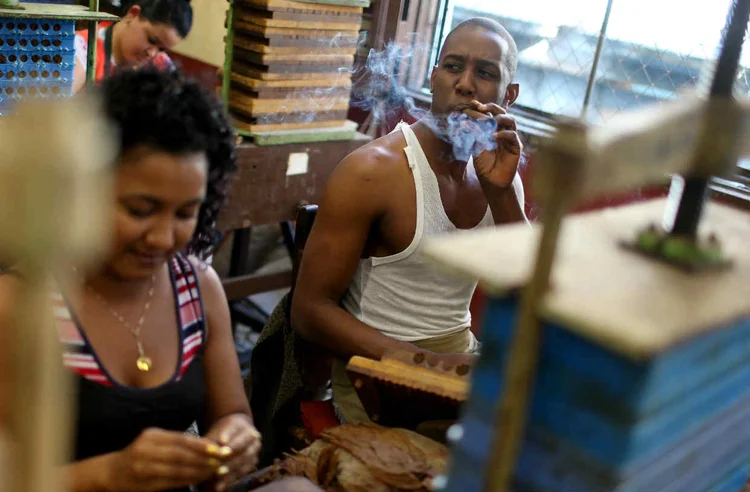 FÁBRICA DE CHARUTOS: apesar de esperar ganhos com uma possível abertura comercial com os americanos, produção do charuto está caindo em Cuba / Joe Raedle/ Getty Images