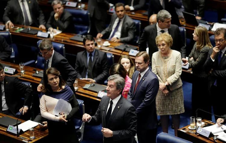 COLLOR NO SENADO: ele renunciou, mas perdeu os direitos políticos em 92; Dilma foi cassada, mas continua elegível  / Ueslei Marcelino/ Reuters