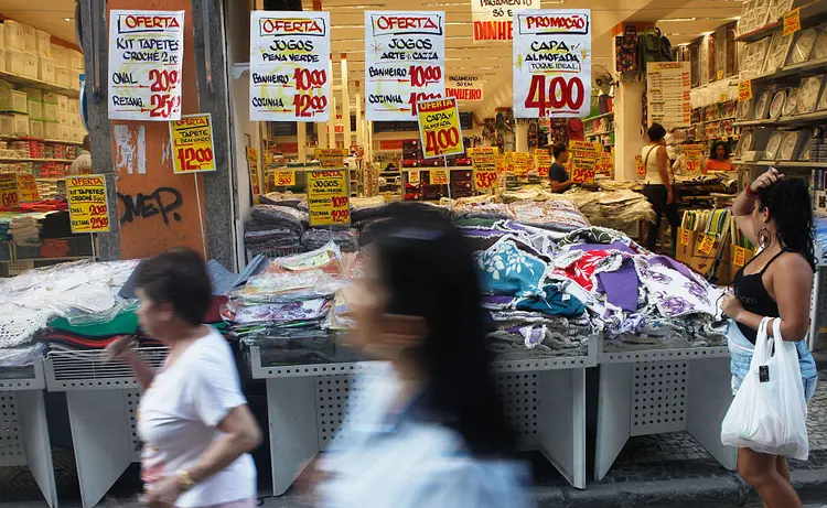 COMÉRCIO: varejistas fazem promoção para atrair dinheiro do FGTS, mas os consumidores esperam pagar dívidas com a quantia / Mario Tama/Getty Images (Mario Tama/Getty Images)