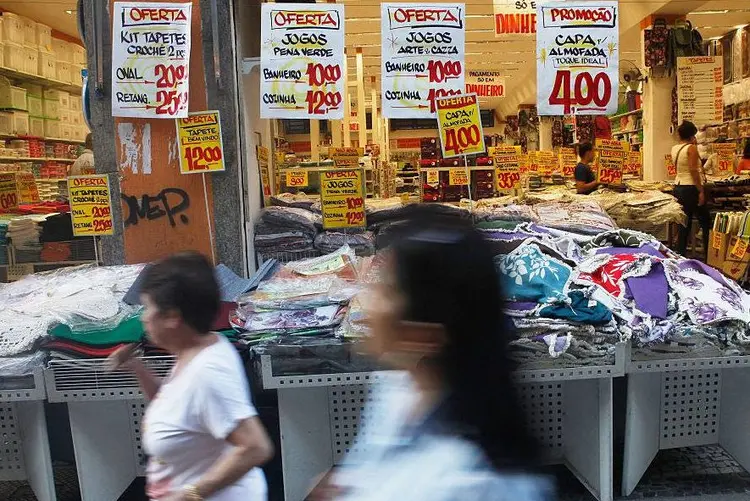 IPCA: o Índice Nacional de Preços ao Consumidor Amplo caiu de 3,67% para 3,63% (Mario Tama/Getty Images)