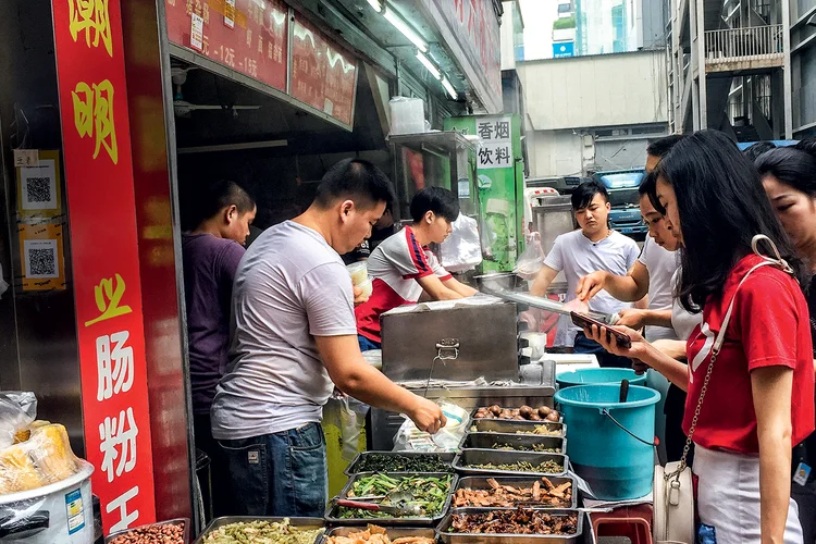 Comida de rua na China: em 2016, os pagamentos digitais no país chegaram a 5,5 trilhões de dólares (Lucas Amorim/Exame)