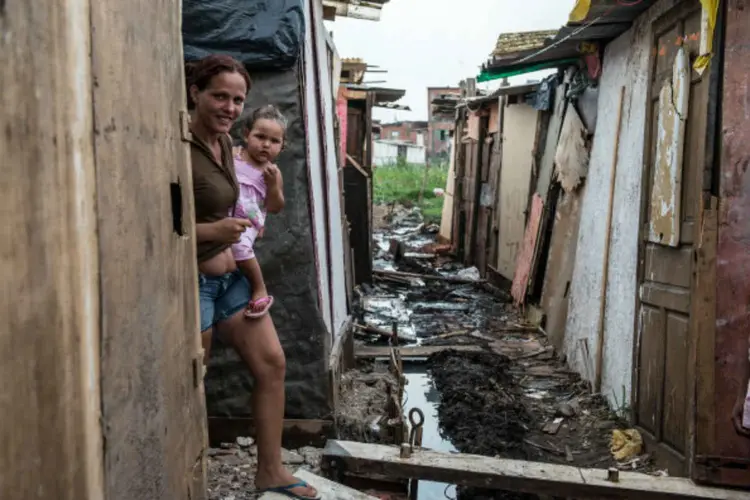 COMUNIDADE UNIÃO DE VILA NOVA, SÃO PAULO: índices oficiais mundiais mostram que políticas adotadas nos últimos anos melhoraram a educação, a saúde e diminuíram a pobreza no Brasil / AFP / Getty Images (AFP/Getty Images)