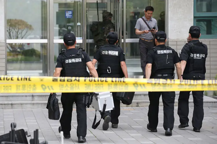 Explosão: a polícia enviou um esquadrão de operações especiais ao local e o isolou (Park Dong-ju/Reuters)