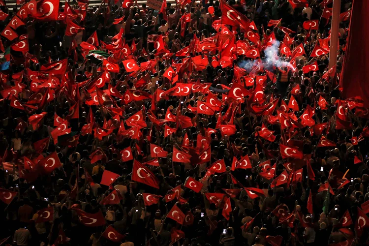 MANIFESTANTES A FAVOR DE ERDOGAN: presidente defende volta da pena de morte com o argumento de ouvir as ruas  / Alkis Konstantinidis/ Reuters