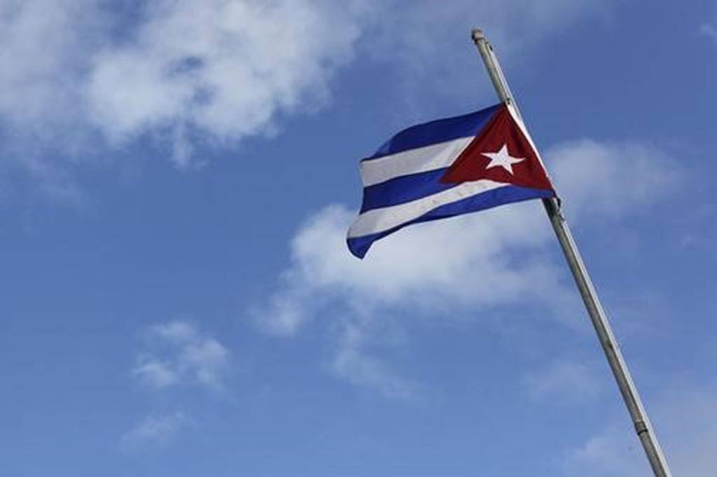 Governo de Cuba faz desfile pelo 1° de maio em Havana