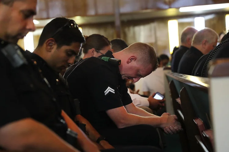 DALLAS, TEXAS: policiais comparecem a celebração religiosa pelas cinco vítimas da semana passada  / Spencer Platt/Getty Images