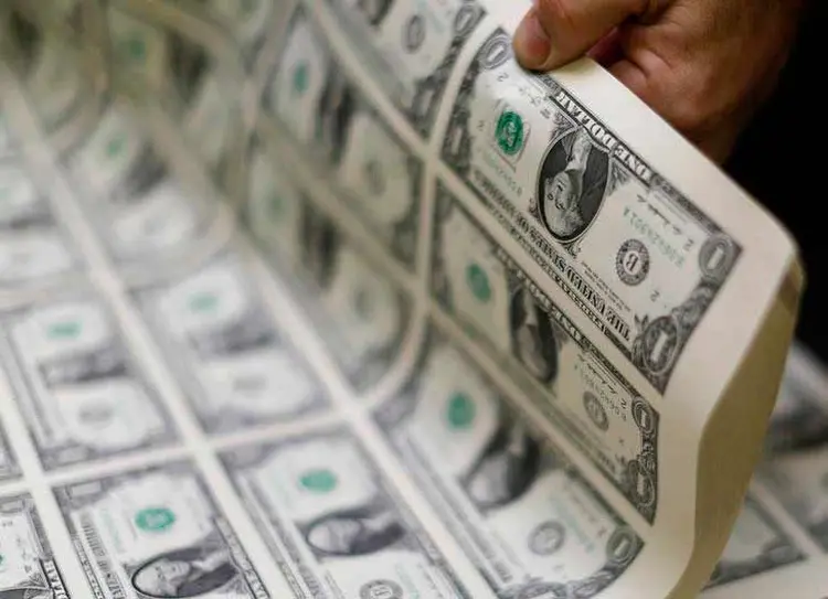 Dólar: opera em baixa desde o início da sessão (Gary Cameron/Reuters)