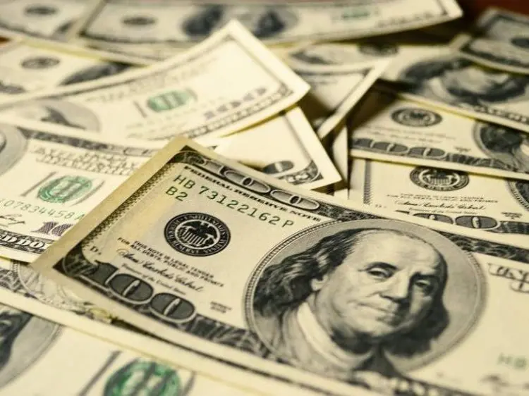 Dólar: a moeda ampliou mais a alta depois do anúncio de acordo sobre o orçamento nos Estados Unidos (iStock/Getty Images)