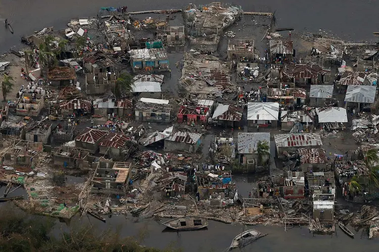 DESTRUIÇÃO NO HAITI: Ao menos 842 pessoas morreram e mais de 60.000 ficaram desalojadas durante a passagem do furacão Matthew pelo país  / Carlos Garcia Rawlins/ Reuters