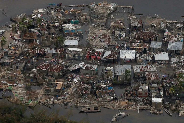 DESTRUIÇÃO NO HAITI: Ao menos 842 pessoas morreram e mais de 60.000 ficaram desalojadas durante a passagem do furacão Matthew pelo país  / Carlos Garcia Rawlins/ Reuters