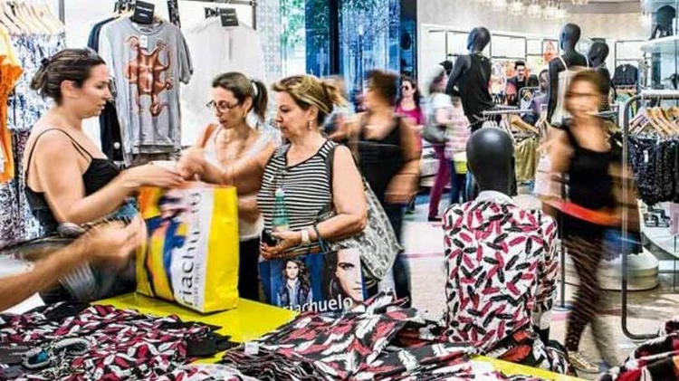 CONSUMO FEMININO: mesmo na crise, a soma da renda feminina deverá superar 1,5 trilhão de reais / Lela Beltrão