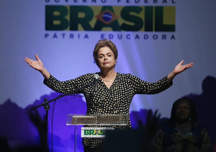 DILMA ROUSSEFF: sociedade reagiu aos desmandos de nossa presidenta através de seus canais democráticos, que nunca deixaram de funcionar no Brasil (Mario Tama / Getty Images) (Mario Tama/Getty Images)