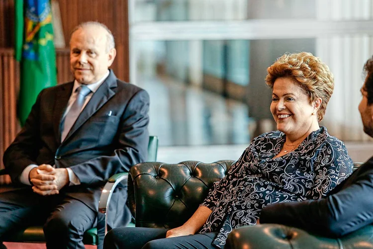 A EX-PRESIDENTE DILMA COM O ENTÃO MINISTRO GUIDO MANTEGA: os defensores da mão forte do Estado na economia / Pedro Ladeira/Folhapress