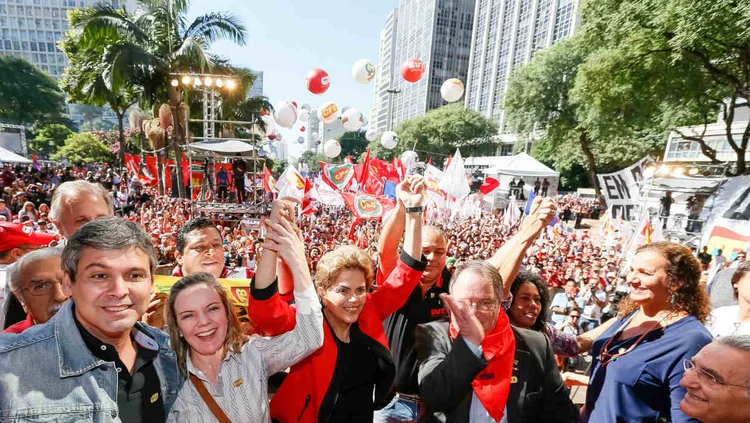 DILMA NESTE DOMINGO: uma série de benesses devem ser anunciadas esta semana / Roberto Parizotti/ CUT