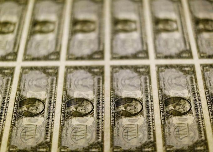 Dólar cai abaixo de R$3,75 com maior apetite por risco no exterior