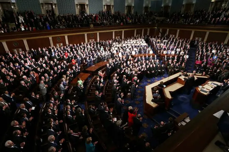 Líder republicano no Senado, Mitch McConnell disse que era necessária uma nova legislação "porque o Obamacare está no limite do colapso total" (Alex Wong/Getty Images)