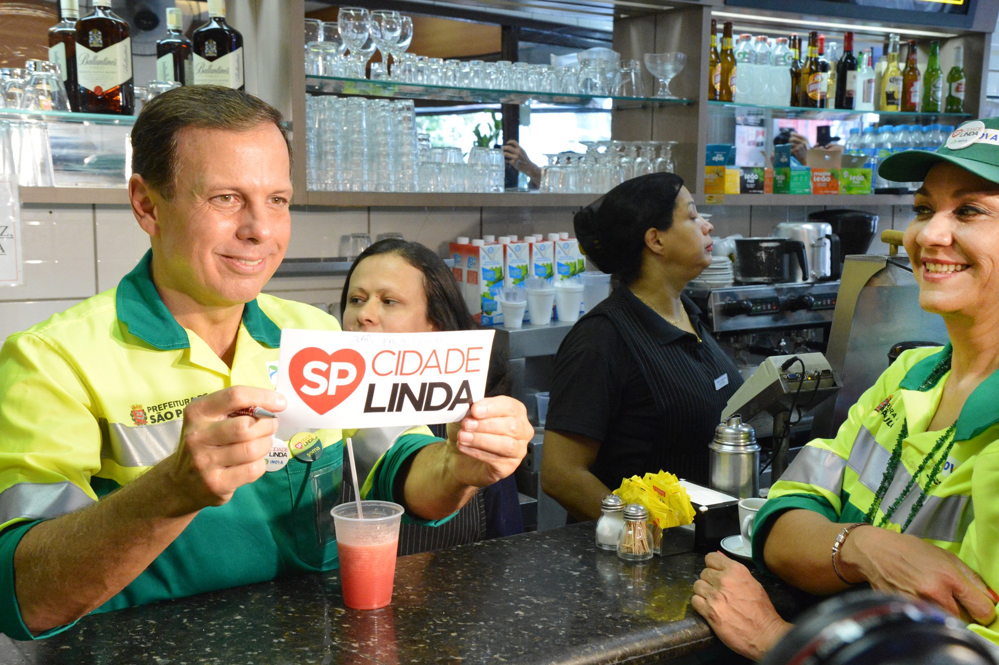 Juiz bloqueia R$ 29 mi de Doria por autopromoção com "Asfalto Novo"