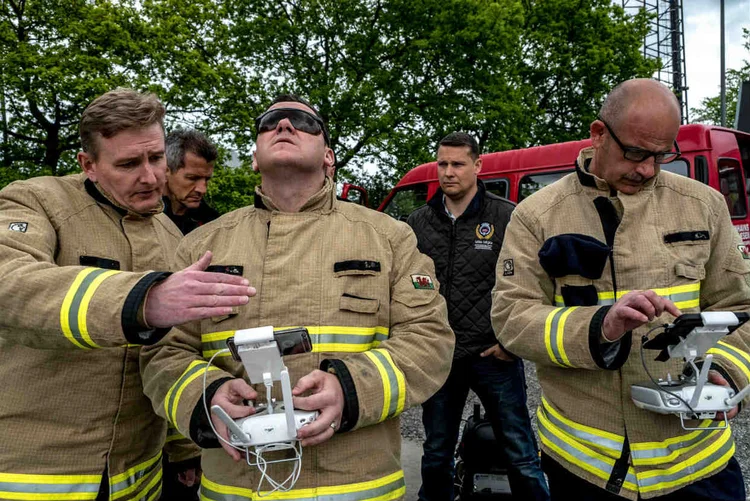 AJUDA NO CÉU: bombeiros participam de treinamento na Dinamarca para realizar salvamentos com auxílio de drones  / Andrew Testa/The New York Times