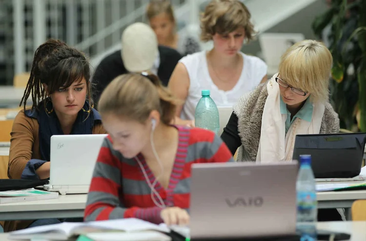 ESTUDANTES: mesmo com a crise econômica, cresce no Brasil a quantidade de alunos matriculados no ensino superior à distância / Sean Gallup/Getty Images