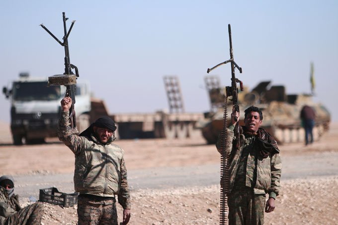 Força síria inicia batalha para retomar Raqqa do EI