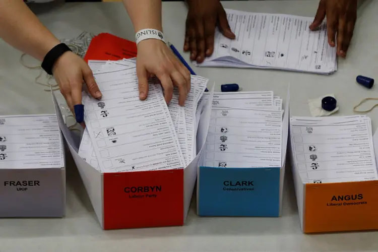 Com 649 dos 650 assentos do Parlamento definidos, os conservadores, de May, conquistaram 318 vagas (Darren Staples/Reuters)