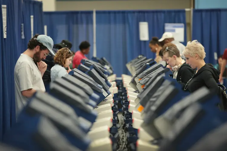 Eleitores em Chicago, Illinois: ataques ao sistema desse estado tentaram apagar e alterar dados de eleitores, diz Bloomberg (Scott Olson / Staff/Getty Images)
