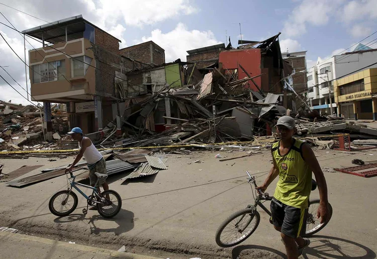 MORADORES DE PORTOVIEJO, NO EQUADOR: terremoto deixou 350 mortos e 370 edifícios destruídos / Henry Romero/ Reuters