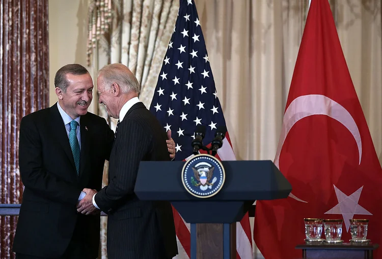 ERDOGAN E BIDEN: espera-se que o vice-presidente americano consiga conquistar a confiança do presidente turco para manter o aliado estratégico / Alex Wong/Getty Images