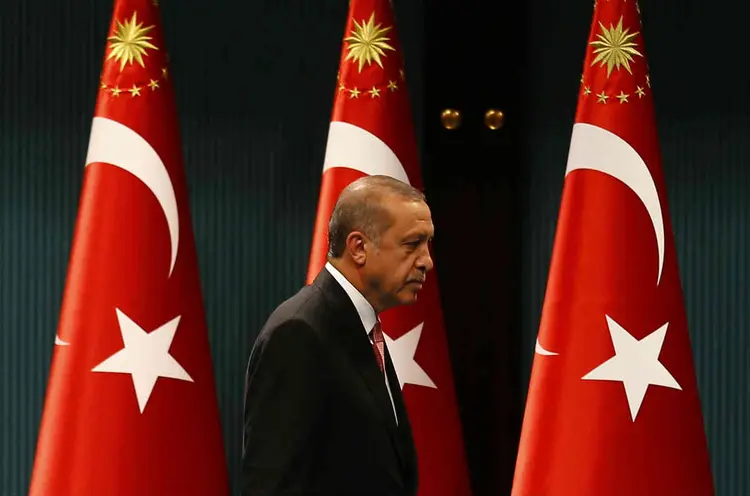 Erdogan, presidente da Turquia: o decreto retira do cargo 105 empregados de várias universidades, entre eles catedráticos e professores (Umit Bekta/Reuters)