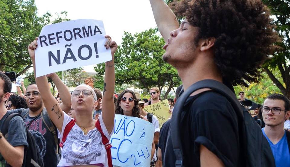 Os alunos protestam, a reforma avança 