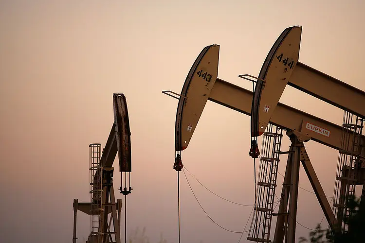 EXTRAÇÃO DE PETRÓLEO: contratos da commodity caíram com resultados ruins nos estoques de gasolina dos Estados Unidos / David McNew/Getty Images (David McNew/Getty Images)