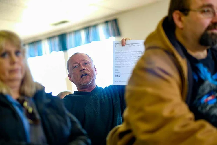 JIM SHOLLE EM REUNIÃO EM SINDICATO:  após 21 anos fazendo circuitos para fornos da marca Carrier, ele perdeu o emprego  / A J Mast/ The New York Times