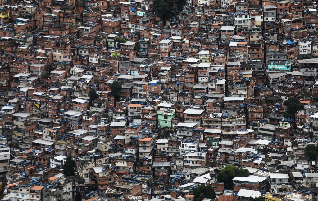 FAVELA: pesquisas de economia comportamental mostram que as pessoas tem maior inclinação para sociedades desiguais, o que não é totalmente estranho, inclusive no Brasil / Mario Tama/Getty Images