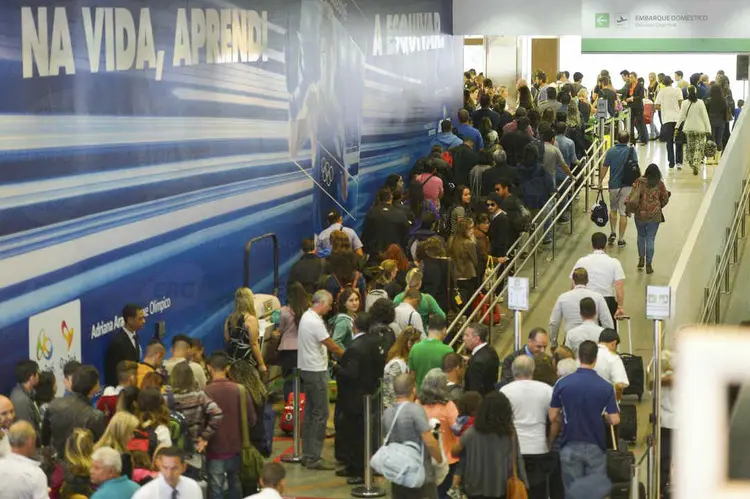 FILAS E MAIS FILAS: a Anac recomendou aos passageiros que cheguem ao aeroporto com duas horas de antecedência  / José Cruz/ Agência Brasil