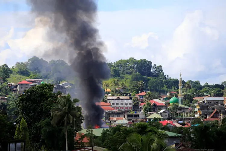 O ministro de Defesa das Filipinas, Delfin Lorenzana, confirmou que pelo menos outros 10 soldados morreram um ataque aéreo lançado pelo próprio Exército (Romeo Ranoco/Reuters)