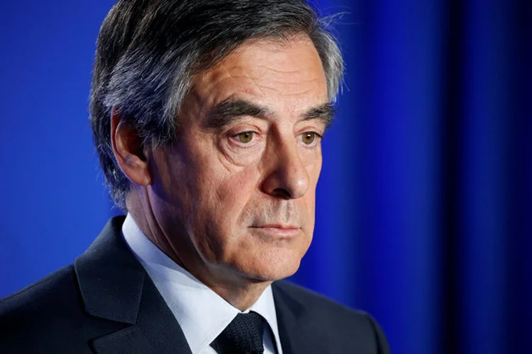 FILLON: ele afirmou que não desistirá da candidatura, apesar da acusação de que pagou a sua mulher e um casal de filhos, por serviços não prestados / Charles Platiau/ Reuters