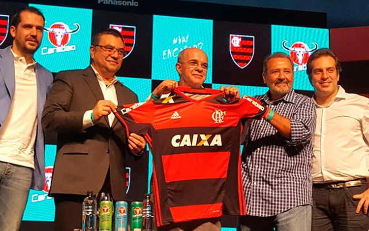 FLAMENGO E CARABAO ANUNCIAM ACORDO: meta é vender 37 milhões de latinhas em 2017 / Divulgação