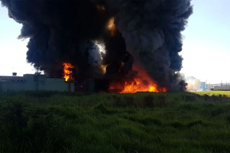 Incêndio em Guarulhos: segundo o Corpo de Bombeiros, houve algumas explosões no local, mas sem feridos (BombeirosPMESP/Divulgação)