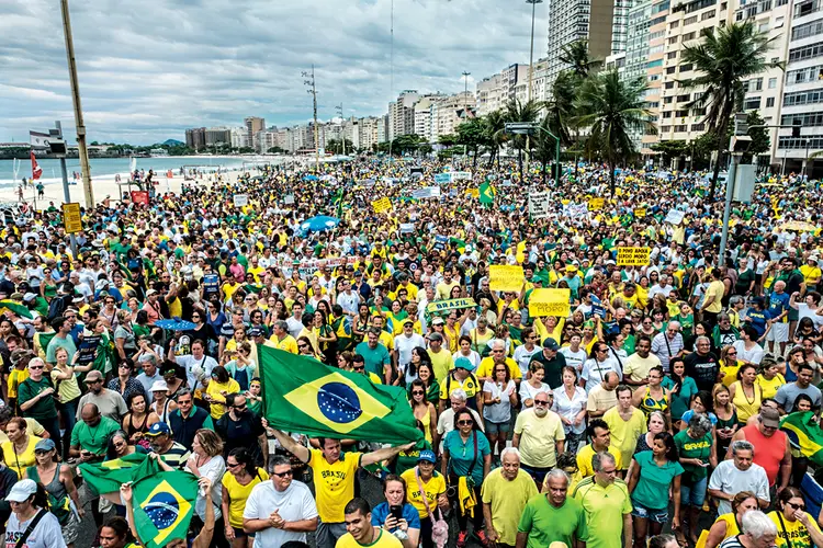 MANIFESTAÇÃO NO RIO DE JANEIRO: as pautas genéricas terão força para tirar o manifestante de casa? / Yasuyoshi Chiba/ AFP PHOTO