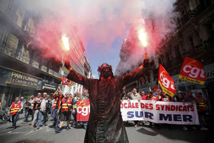 PROTESTO NA FRANÇA: os sindicatos ligados ao Partido Comunista mostram quem é que manda no país / Jean-Paul Pelissier/ Reuters