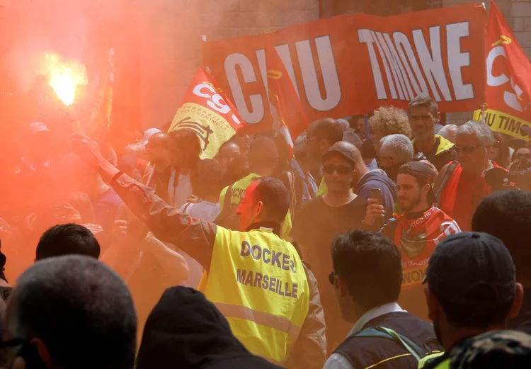 FRANÇA: trabalhadores vinculados ao sindicato CGT e estudantes participam de protesto contra mudanças na legislação trabalhista em Marselha / Jean-Paul Pelissier / Reuters