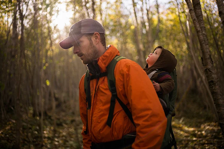 NOVOS MORADORES: Brett Walkins com o filho Nolan no terreno em Cape Breton, Nova Escócia, em que construirá sua casa / Ian Willms/ The New York Times