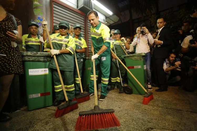 JOÃO DORIA: o prefeito e todo o seu secretariado participaram da limpeza da praça 14 Bis, na região central da cidade, na segunda-feira 2 / Nelson Antoine/FramePhoto/Estadão Conteúdo