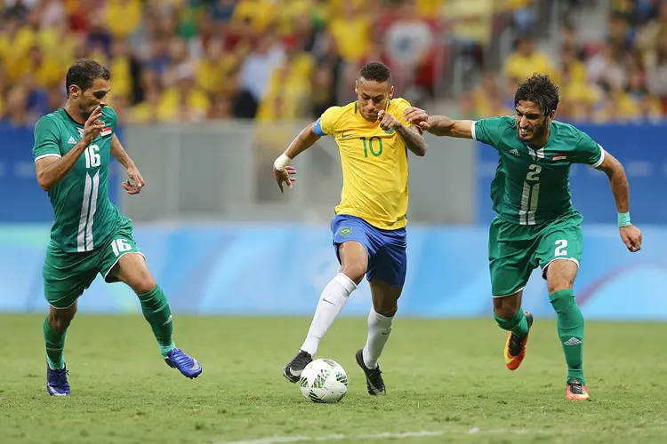 FUTEBOL: vindo de dois empatas e com zero gols, seleção depende de vitória contra a Dinamarca hoje para garantir vaga na próxima fase do torneio / Celso Junior/Getty Images