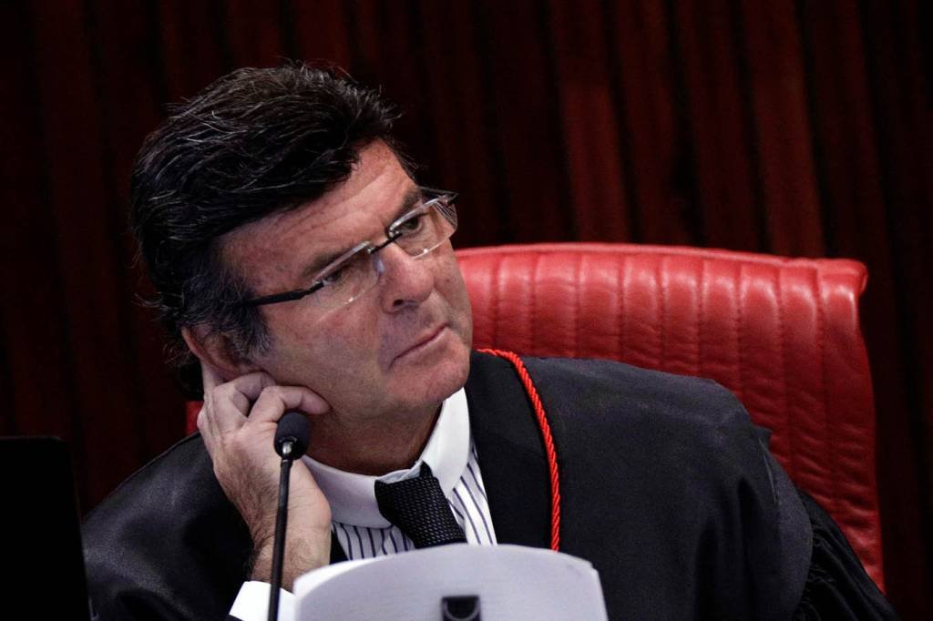 Fux anuncia adiamento de julgamento sobre Lula e Bolsonaro no TSE