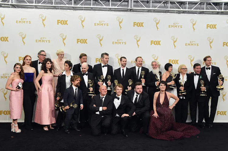 GAME OF THRONES: atores comemoram os prêmios Emmy ganhados pela série; a HBO é uma das estrelas no portfólio da Time Warner / Jason Merritt/Getty Images