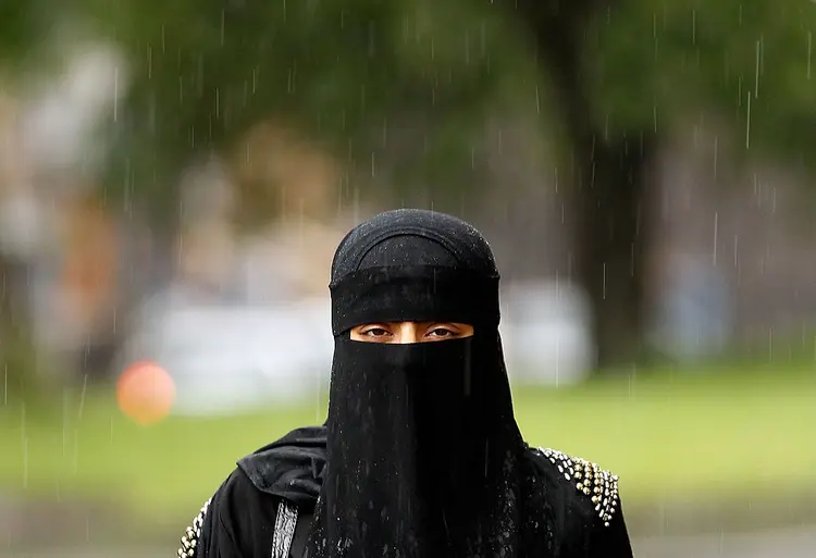 REINO UNIDO: Muçulmana veste polêmico niqab – traje que cobre do rosto aos ombros, deixando apenas os olhos à mostra / Christopher Furlong/Getty Images (Christopher Furlong/Getty Images)